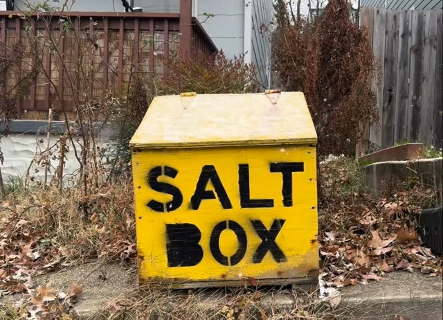 It’s happening!!! Stay safe everyone! Try not to over-salt. A little goes a long way. 

For an empty saltbox, you can use the 311 to contact @bmorecitydot for a fill up. 

Saltbox on Dellwood Ave., Hampden.

#baltimoresaltbox #saltbox #hampden #baltimore
