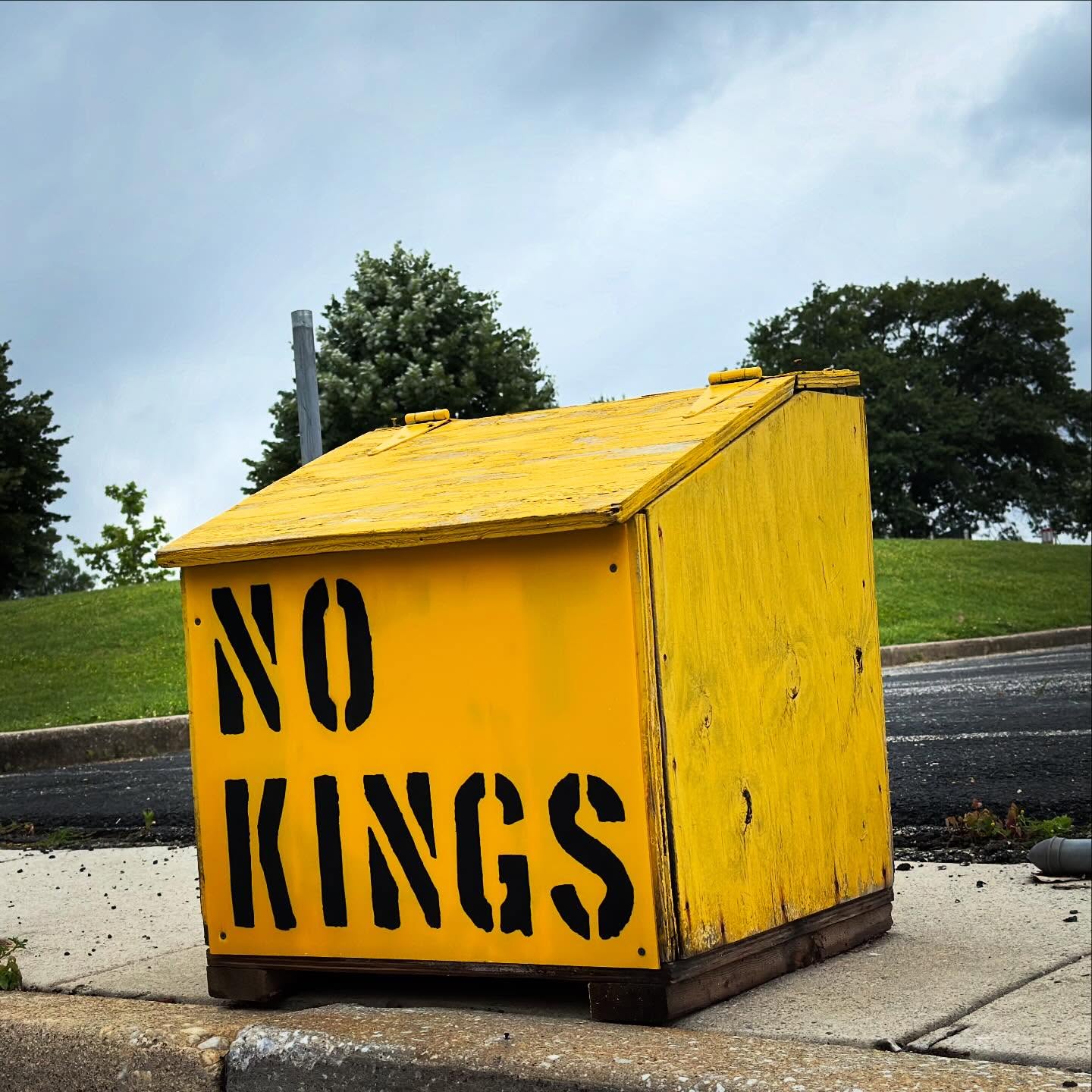 Saltbox Art on Nasco Pl., Loch Raven. Taken in the Saltbox Ascension.

Title: No Kings
Artist: Robert Atkinson (@robert.b.atkinson)

#baltimoresaltbox #saltboxart #lochraven #nokings #baltimore