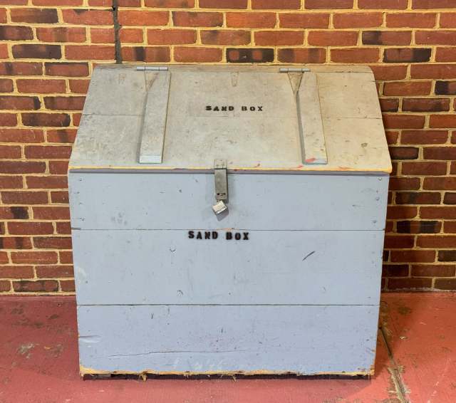 Sandbox at Union Memorial’s ER entrance on N. Calvert St., Charles Village. 

Before they were our beloved saltboxes, they were sandboxes. Is this Encino Man? The Missing Link? What say you @unionmemorialortho

#baltimoresaltbox #charlesvillage #encinoman #sandbox #baltimore