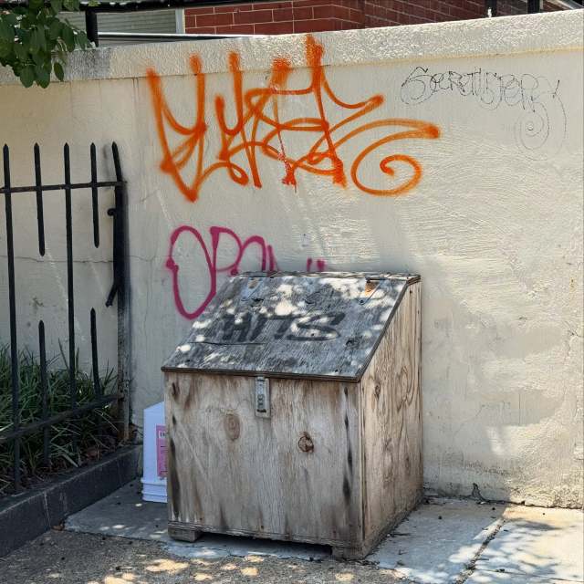 Saltbox on Maryland Ave. and W.23nd St., Old Goucher. 

Some boxes don’t get the summer off. 

#baltimoresaltbox #saltbox #oldgoucher #watchersonthewall #baltimore