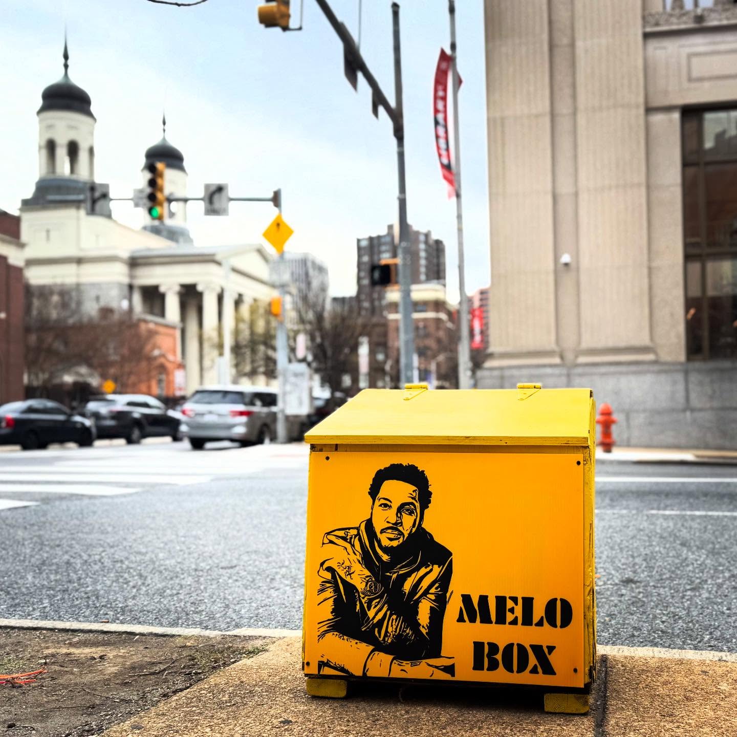 Saltbox Art on W. Franklin St. and Cathedral St., Mount Vernon.
Title: Melo Box
Artist: Juliet Ames (@thebrokenplate_jules)
It’s the last week of the Enoch Pratt’s House of Melo exhibition, celebrating NBA legend Carmelo Anthony’s life. Get there before it closes!
#baltimoresaltbox #saltboxart #carmeloanthony #enochprattfreelibrary #houseofmelo